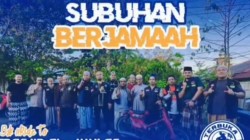 BIKERS SUBUHAN KAPUAS GELAR SHOLAT SUBUH BERJAMAAH DI MASJID AL-IKHLAS JALAN MELATI, BERSAMA TOKOH MUDA ARJUSIKA TRIYADI AK