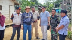 Wabup Kapuas Dodo Tinjau dan Serahkan Bantuan untuk Korban Banjir di Tumbang Manyarung