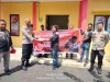 Kapolsek Selat Dukung Aksi Sosial LSR LPMT Bagikan Bendera Merah Putih