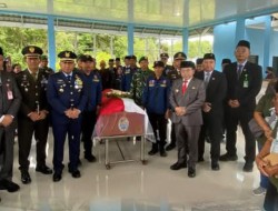 Pahlawan Cornelius Willem Dimakamkan di TMP Sanaman Lampang .Bupati Kapuas HM. Wiyatno lepas dan berangkatkan dari TPU Barimba.