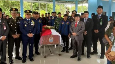 Pahlawan Cornelius Willem Dimakamkan di TMP Sanaman Lampang .Bupati Kapuas HM. Wiyatno lepas dan berangkatkan dari TPU Barimba.