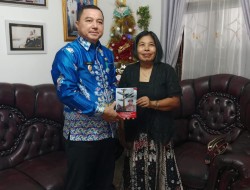 Dra. Apriyani, M.Si Serahkan Buku Autobiografi Cornelius Willem Saat Silaturahmi ke Wakil Bupati Kapuas Dodo, SP.