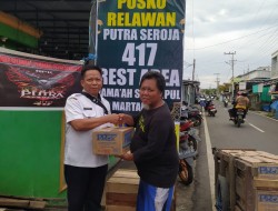 Lurah Selat Tengah Saifuni.Kunjungi dan berikan bantuan Posko Relawan 417 Rest Area Haul Guru Sekumpul Martapura di Jalan Seroja.